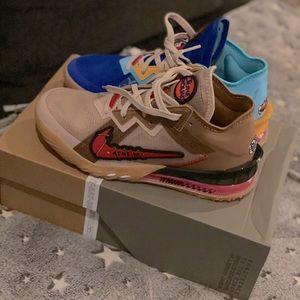 LEBRON XVIII LOW (TUNE SQUAD) Women’s 8, Men’s 6.5